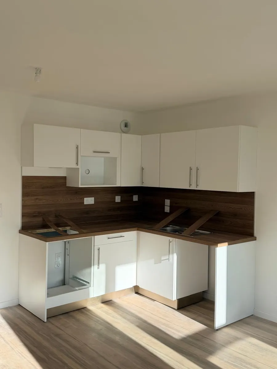 Cuisine en L blanche et noyer
