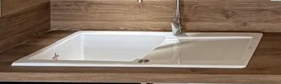 Évier céramique blanc avec mitigeur bec haut